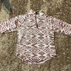 Women’s pull-over cozy sherpa.